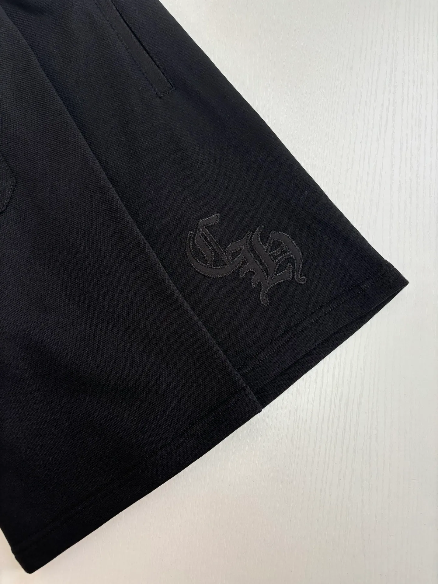 🅿️310 Come Hearts*/Cro Heart 25ss Sanskrit logo shorts. The embroidery is imported. Customized scroll hardware and accessories. Size: S/M/L